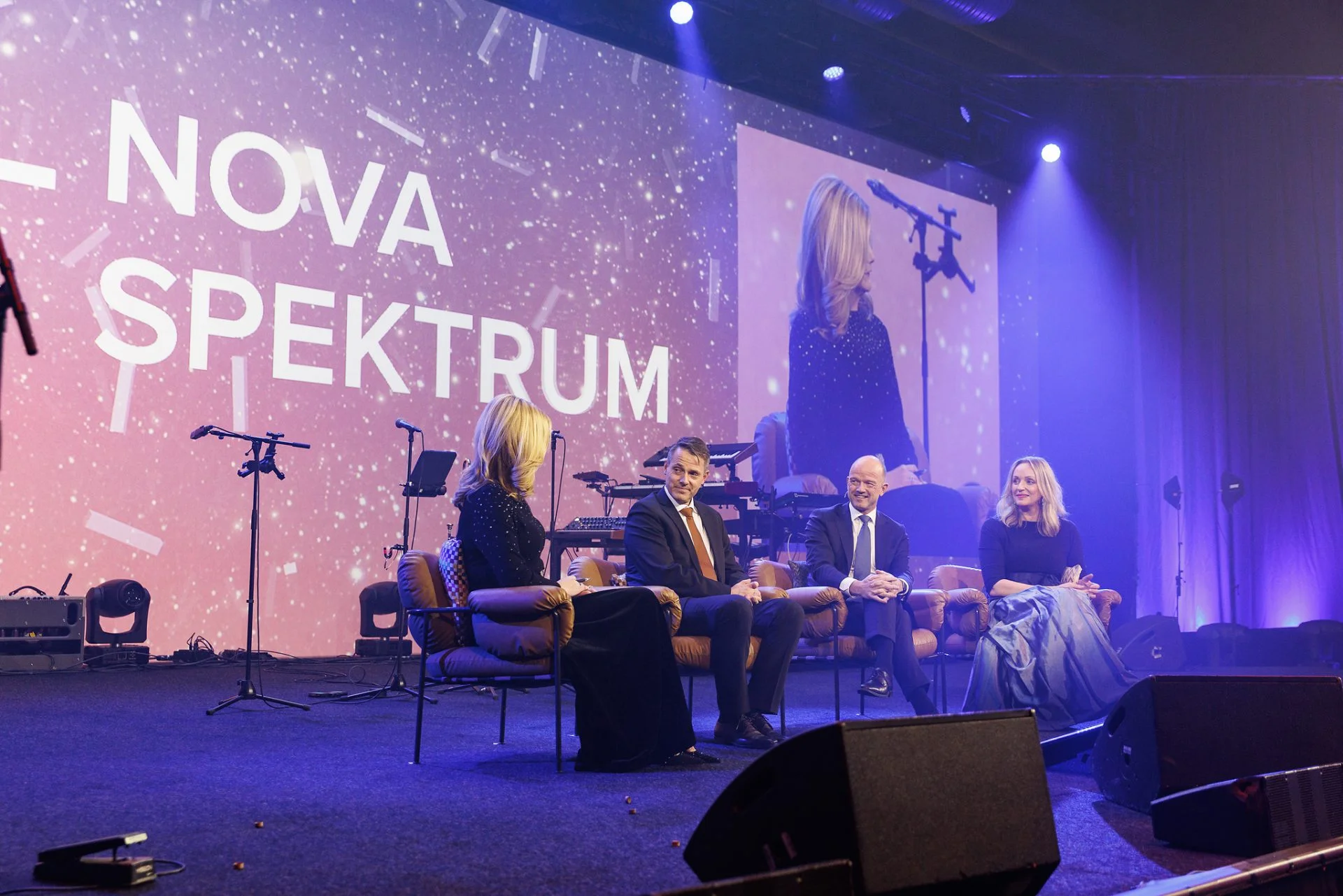 Anne Lindmo, Ivar Horneland Kristensen, Ole Erik Almlid og Gunn Helen Hagen i samtale på scenen