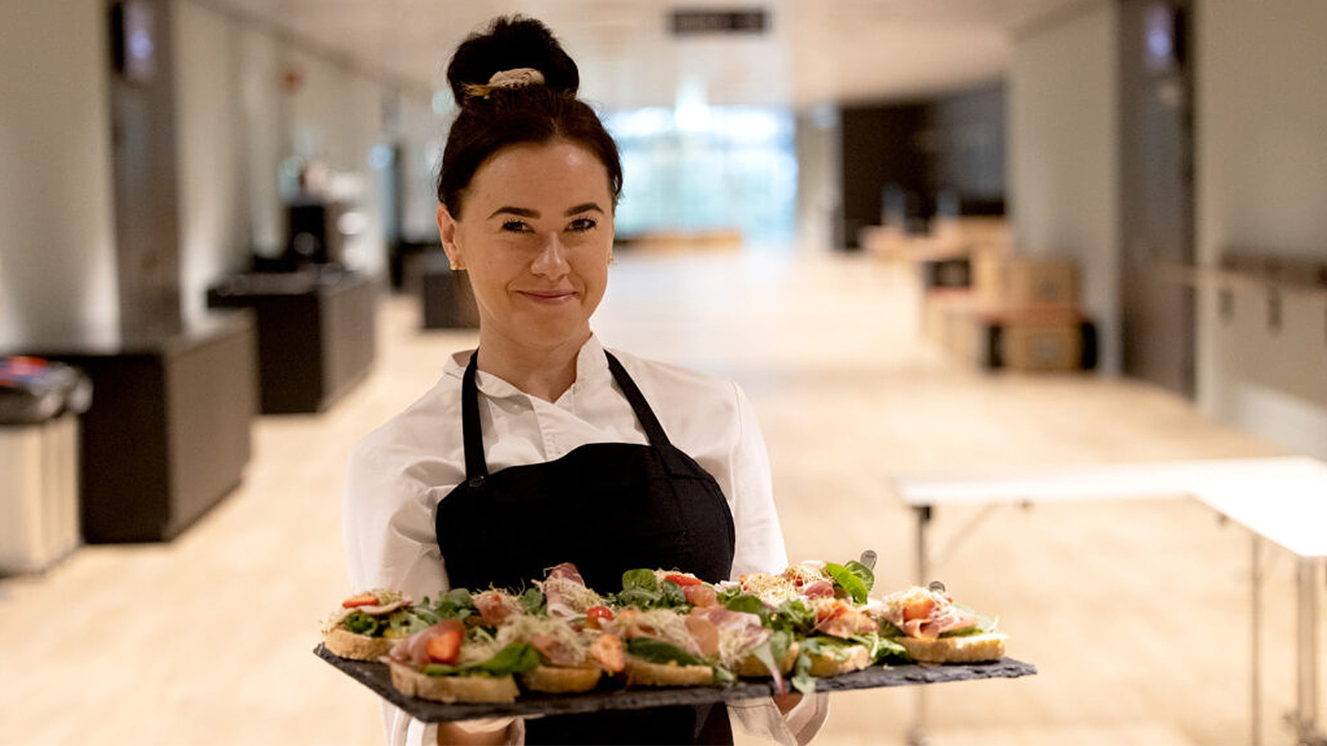 Kvinne-som-serverer-mat-på-messe