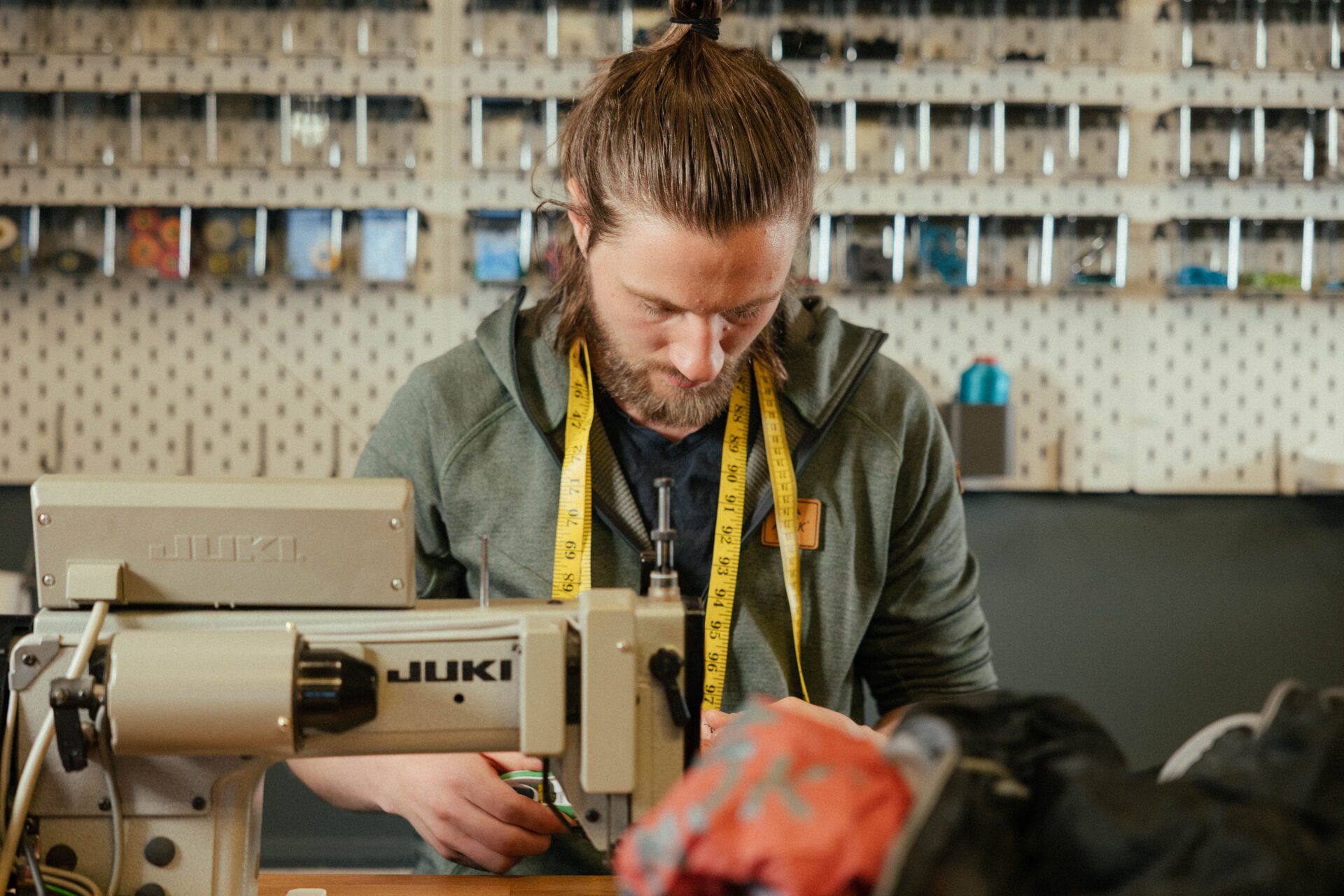 Jonas Haug forbereder seg til messe