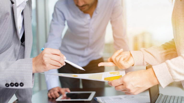 Gruppe-som-planlegger-markesføring av konferanser