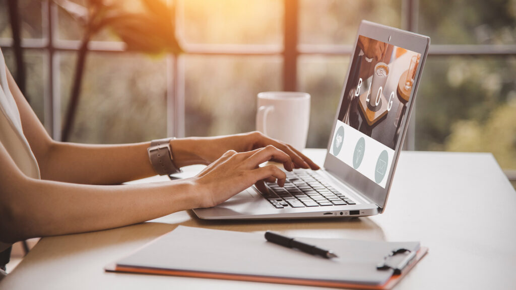 Kvinne-som-blogger-om konferanse