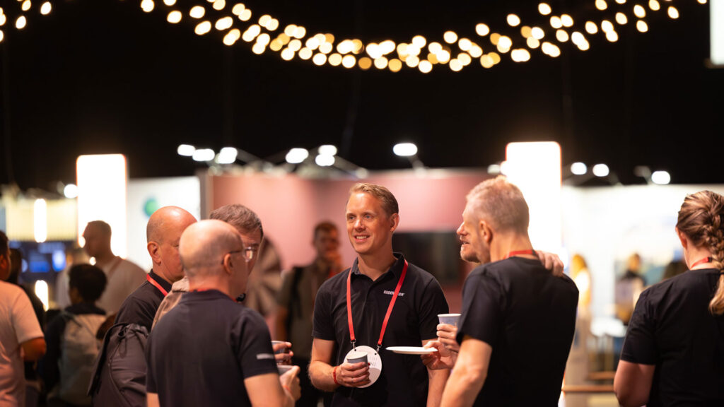 Mennesker-som-deler-tips-på-konfernsen