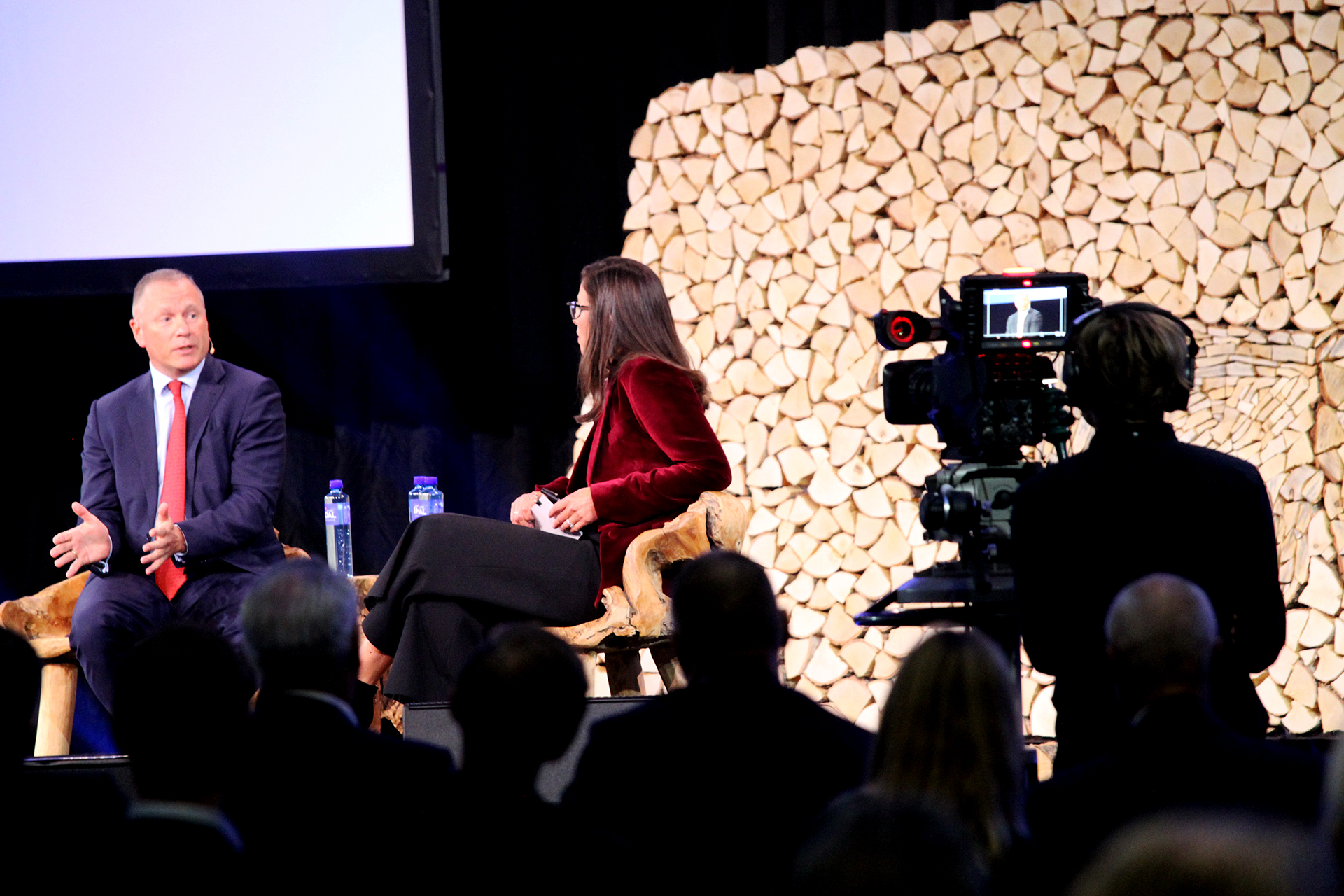 fra konferanse med foredragsholdere på scene