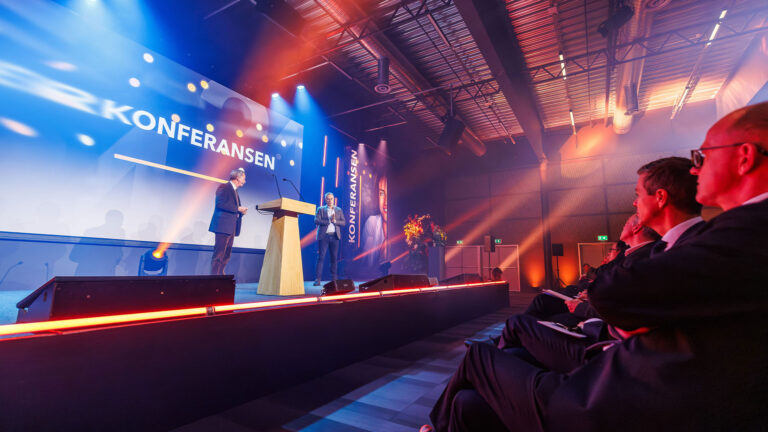 To-på-scenen-med-tips-og-trender-for-konferanser